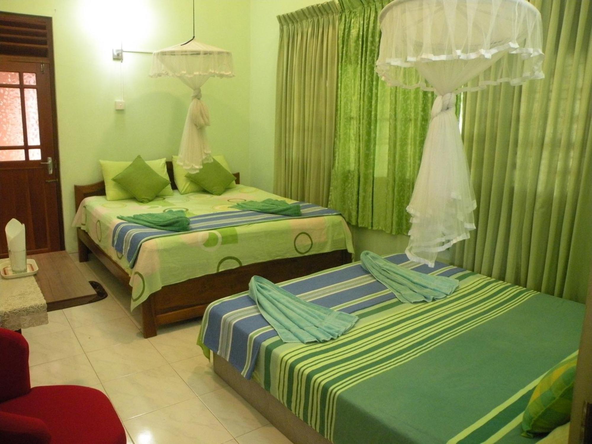 Henderson Airport Residence Негомбо Екстериор снимка